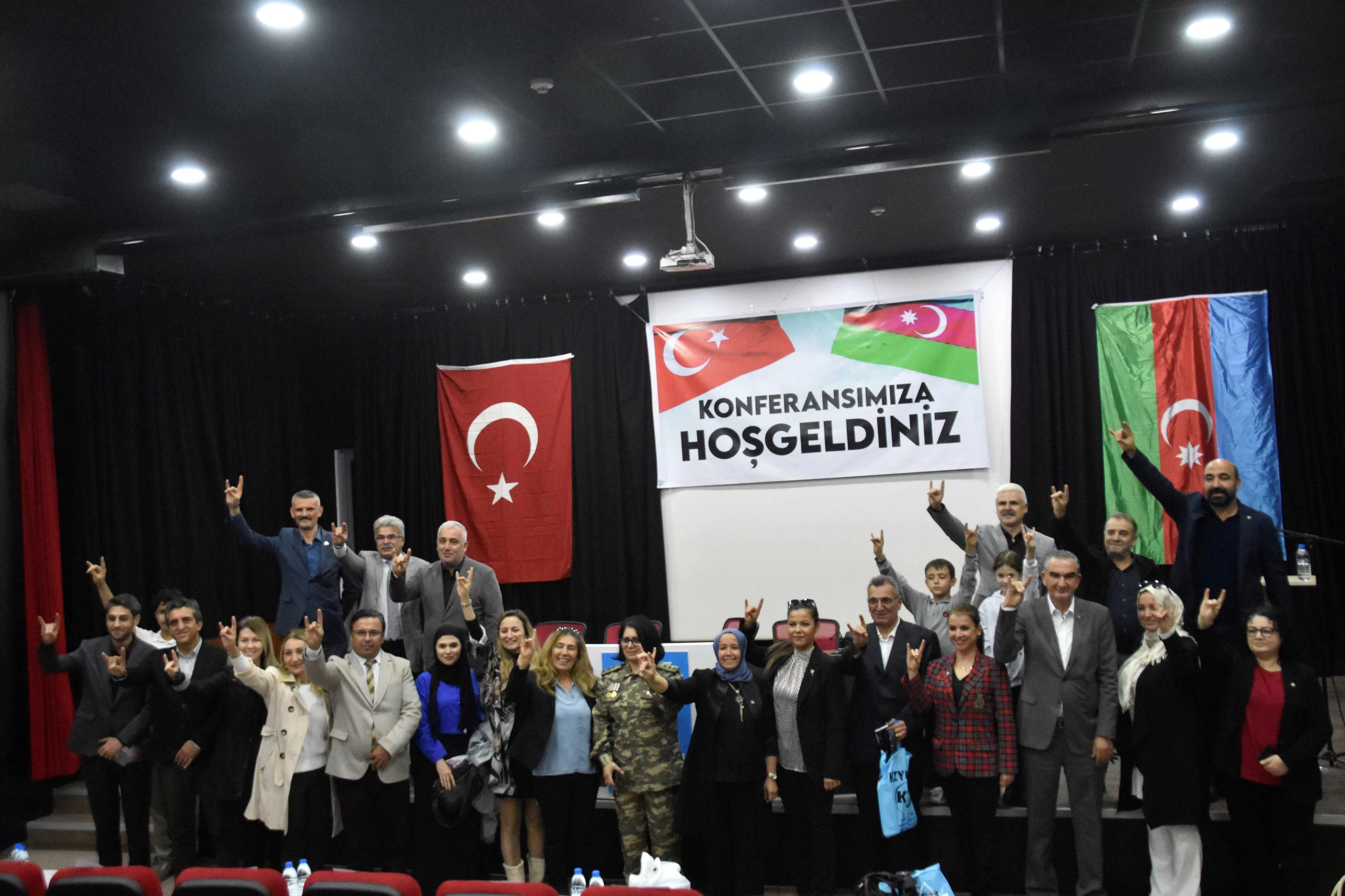 Aliağa Belediyesi Meclis salonunda gerçekleşen konferans, "Dünden Bugüne Azerbaycan" konulu bir etkinlikti. 