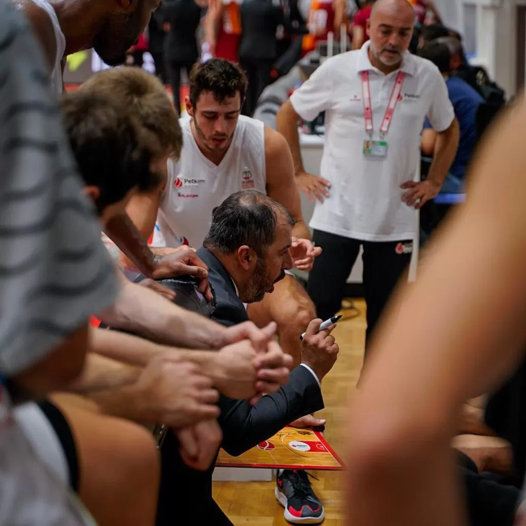 Türkiye Sigorta Basketbol Süper Ligi'nin önemli ekiplerinden Aliağa Petkimspor, sezonun ilk üç haftasında iç saha maçlarında mükemmel bir performans sergiledi. 