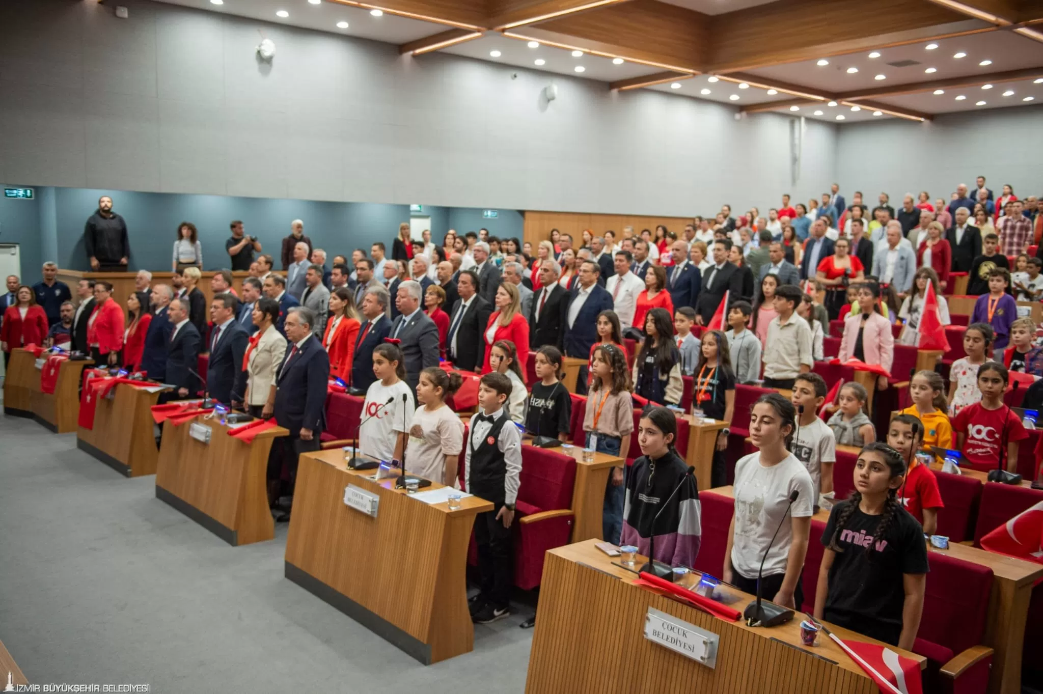 İzmir Büyükşehir Belediyesi Meclisi, Türkiye Cumhuriyeti'nin 100. yıl dönümünde unutulmaz bir oturuma ev sahipliği yaparak, Cumhuriyet değerlerine olan bağlılıklarını güçlü bir şekilde ifade etti. 