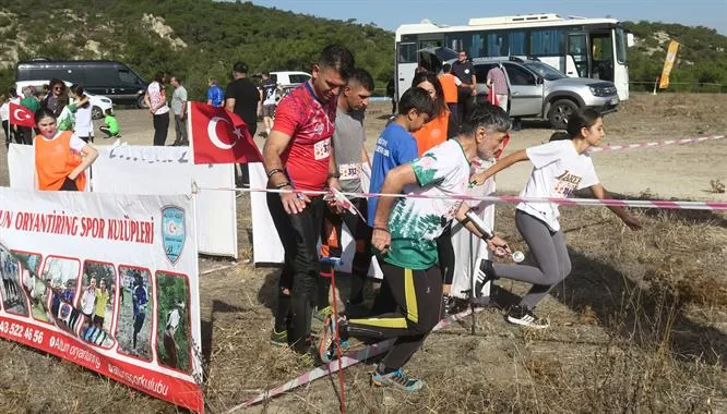 Foça'da, Cumhuriyet'in 100. Yılı coşkusunu yansıtan büyüleyici bir oryantiring etkinliği düzenlendi. 