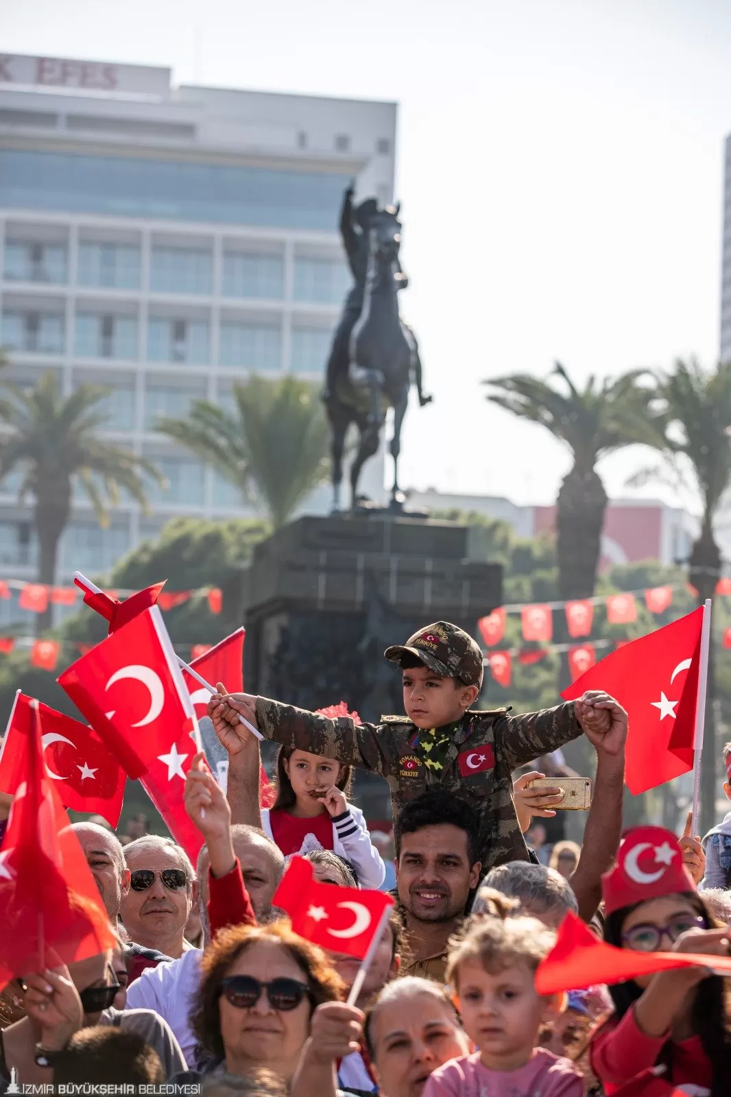  İzmir Büyükşehir Belediyesi, Türkiye Cumhuriyeti'nin 100. yılını gurur ve coşkuyla kutlamak için 29 Ekim günü için muhteşem bir program hazırladı. 