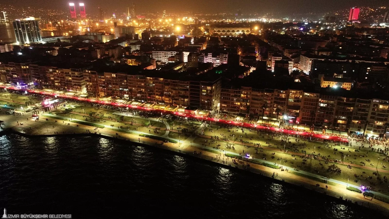  İzmir Büyükşehir Belediyesi, Türkiye Cumhuriyeti'nin 100. yılını gurur ve coşkuyla kutlamak için 29 Ekim günü için muhteşem bir program hazırladı. 