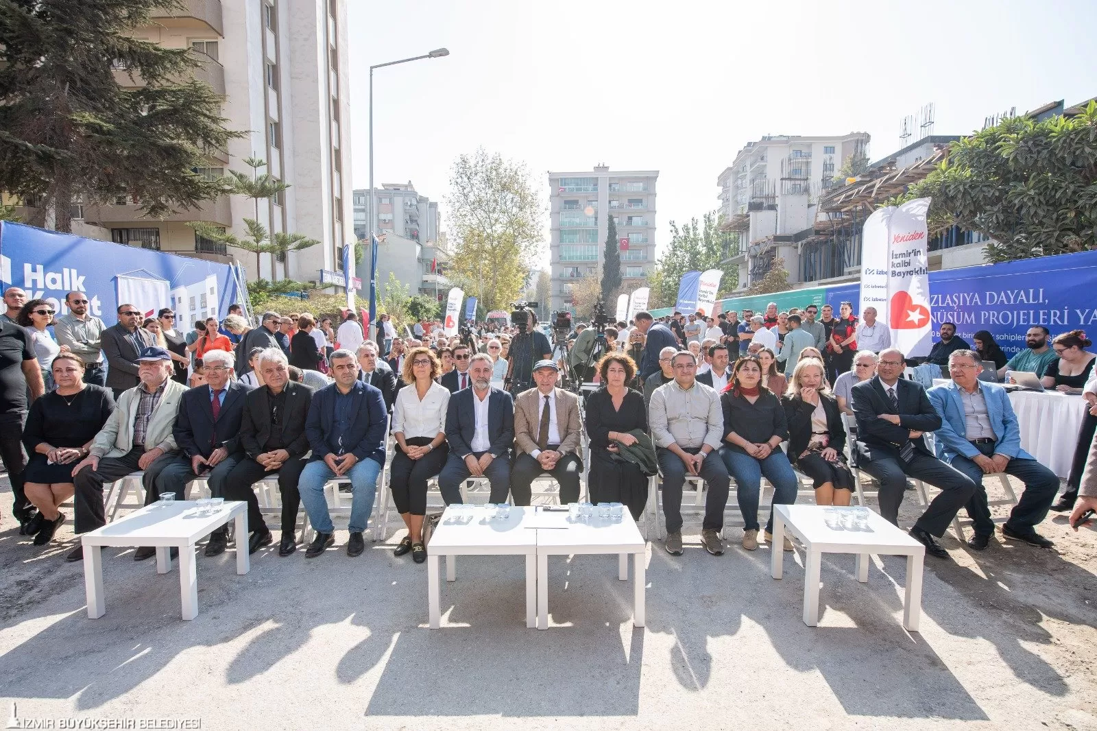 30 Ekim 2020 depreminin yaraları hala taze ve unutulmazken, İzmir'de bu depremde hayatını kaybeden 117 kişi için duygusal bir anma töreni gerçekleştirildi. 