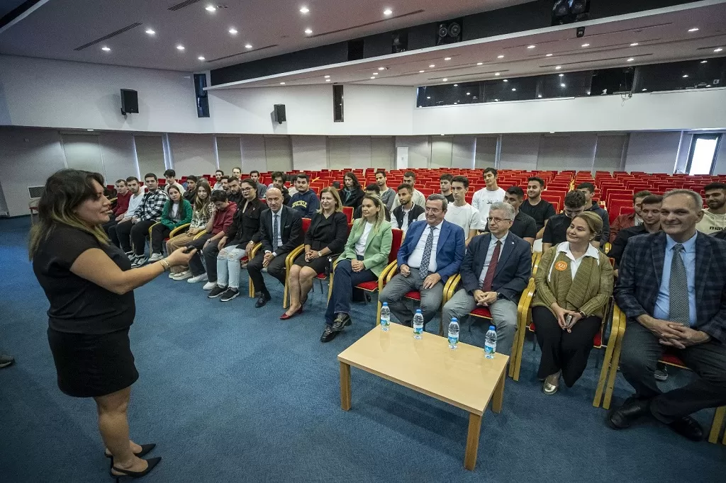 Konak Belediyesi, AB hibe destekli 'Konak İş Eğitim Merkezi' projesi kapsamında İzmir Ekonomi Üniversitesi'nde eğitim alan gençleri ziyaret etti. 