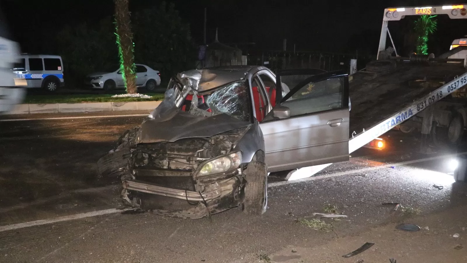  İzmir'in Menemen ilçesinde, geç saatlerde meydana gelen bir trafik kazasında iki işçi servisi ve bir otomobil çarpıştı, sonucunda 1'i ağır olmak üzere toplam 6 kişi yaralandı. 