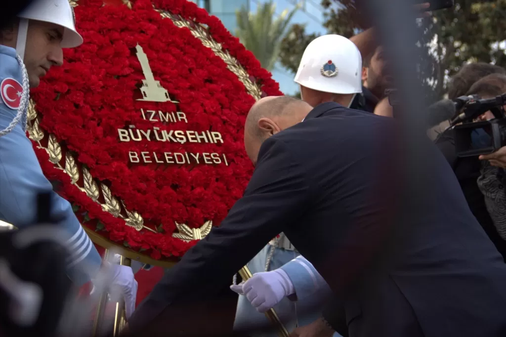 İzmir Valisi, Orgeneral ve Belediye Başkanı, Gazi Mustafa Kemal Atatürk'ün 85. Ölüm Yıldönümünde Cumhuriyet Meydanı'nda Saygı Duruşunda Bulundu.