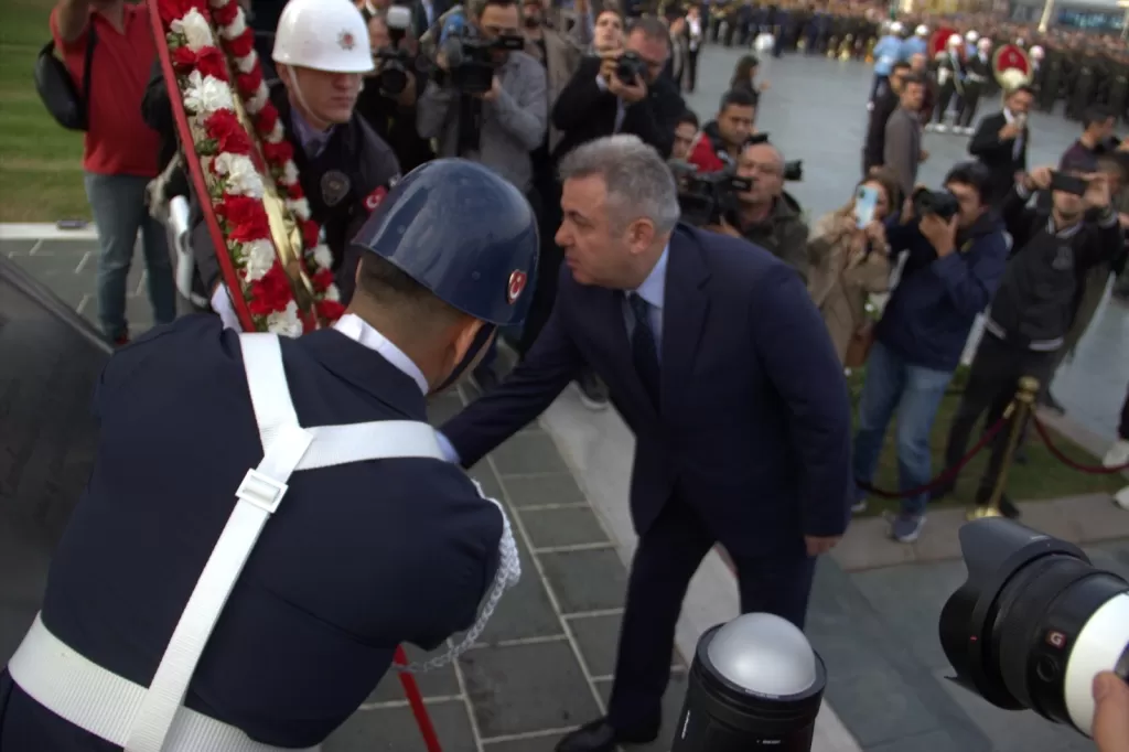 İzmir Valisi, Orgeneral ve Belediye Başkanı, Gazi Mustafa Kemal Atatürk'ün 85. Ölüm Yıldönümünde Cumhuriyet Meydanı'nda Saygı Duruşunda Bulundu.