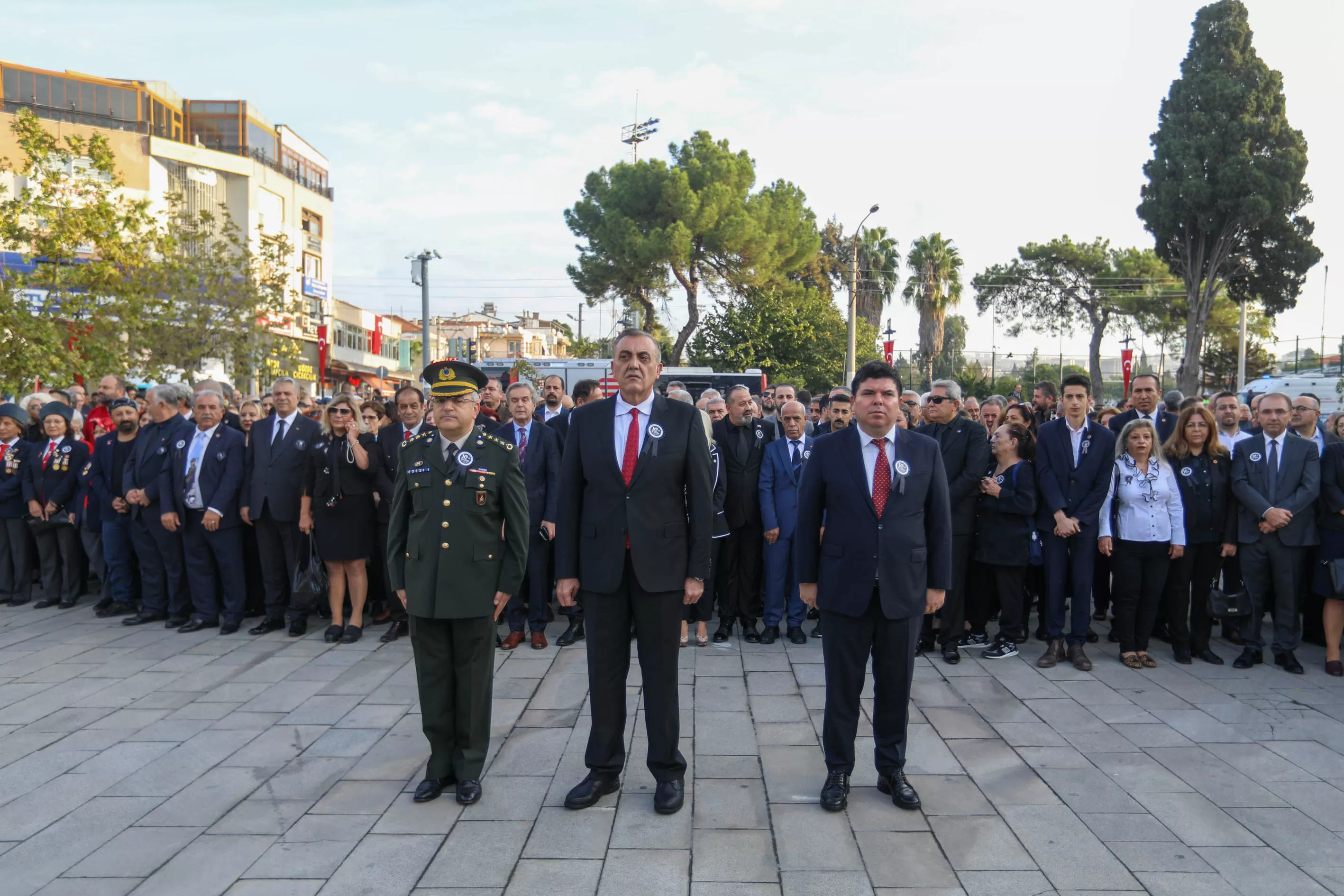 Türkiye Cumhuriyeti'nin kurucusu, Büyük Önder Mustafa Kemal Atatürk'ün aramızdan ayrılışının 85. yıl dönümü Buca'da düzenlenen anma törenleriyle saygı ve minnetle karşılandı. 