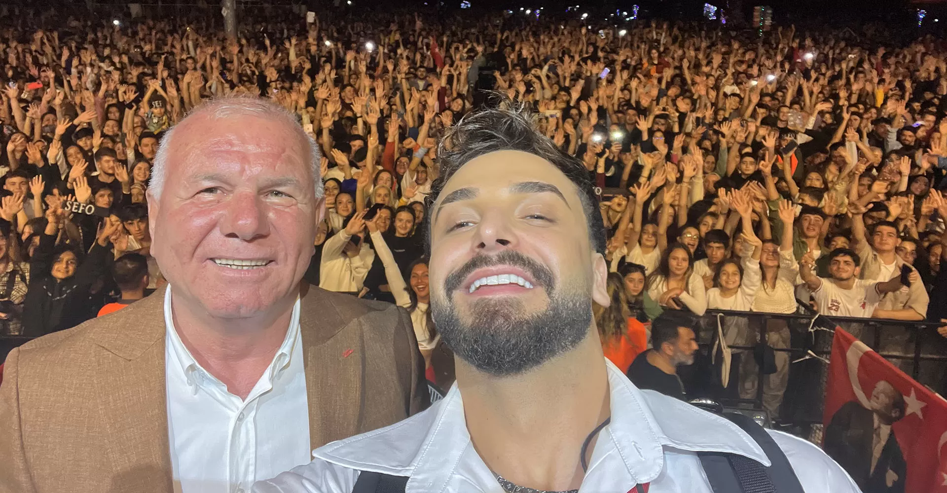 Belediye Başkanı Karakayalı'nın önderliğinde gerçekleşen konserde, coşkulu bir kalabalık Cumhuriyet'in 100. yılını şarkılarla kutladı. 