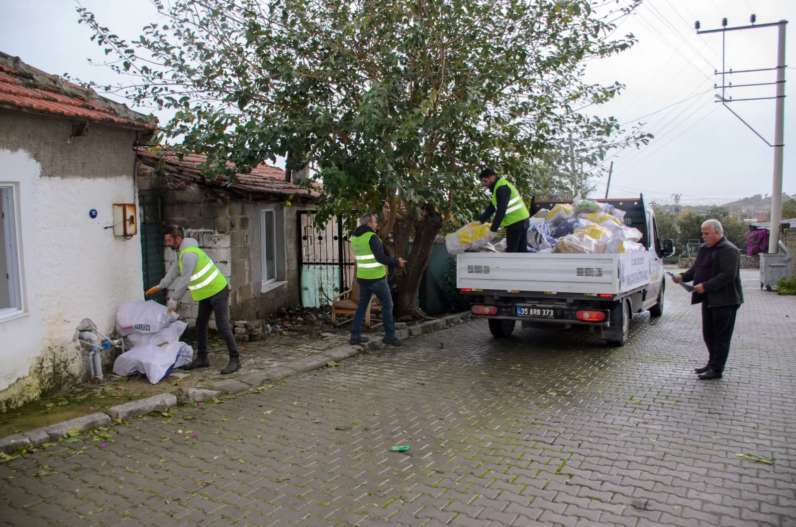 Havaların soğumasıyla birlikte Dikili Belediyesi tarafından kent merkezi ve kırsal mahallelerde ihtiyaç sahibi vatandaşlara yakacak yardımı gerçekleştiriliyor