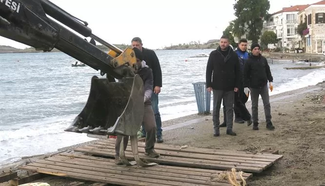 Foça'da geçtiğimiz hafta sonu etkili olan şiddetli fırtına ve yağışın ardından belediye ekipleri temizlik çalışmalarına başladı. 