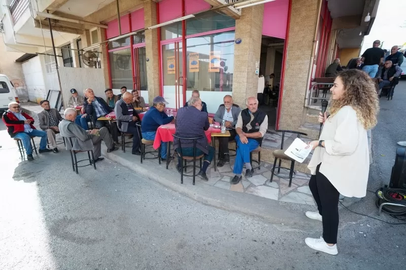 Gaziemir Belediyesi, Kadına Yönelik Şiddete Karşı Uluslararası Mücadele Günü etkinlikleri kapsamında 11 kahvehanede eğitim düzenledi.