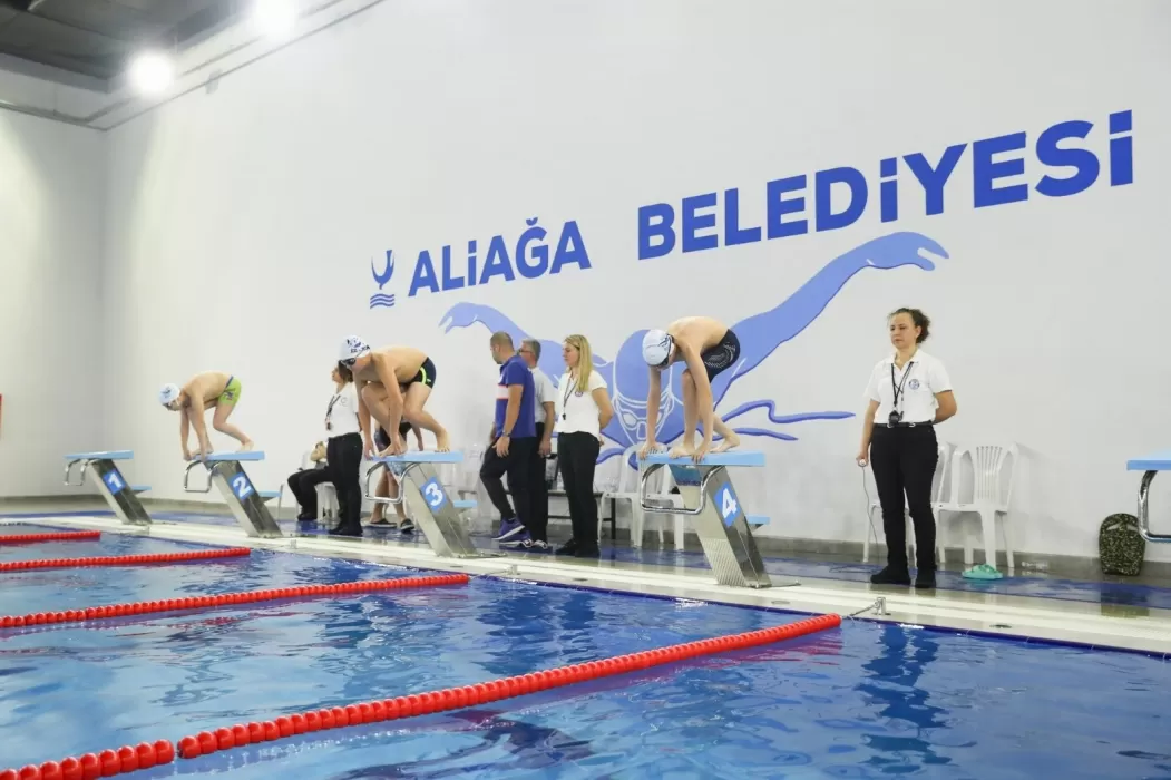 Geleceğin şampiyon yüzücüleri, Aliağa’da Atatürk’ü anma etkinlikleri kapsamında düzenlenen ‘Atatürk’ü Anma Yüzme Yarışması’nda bir araya geldi. 