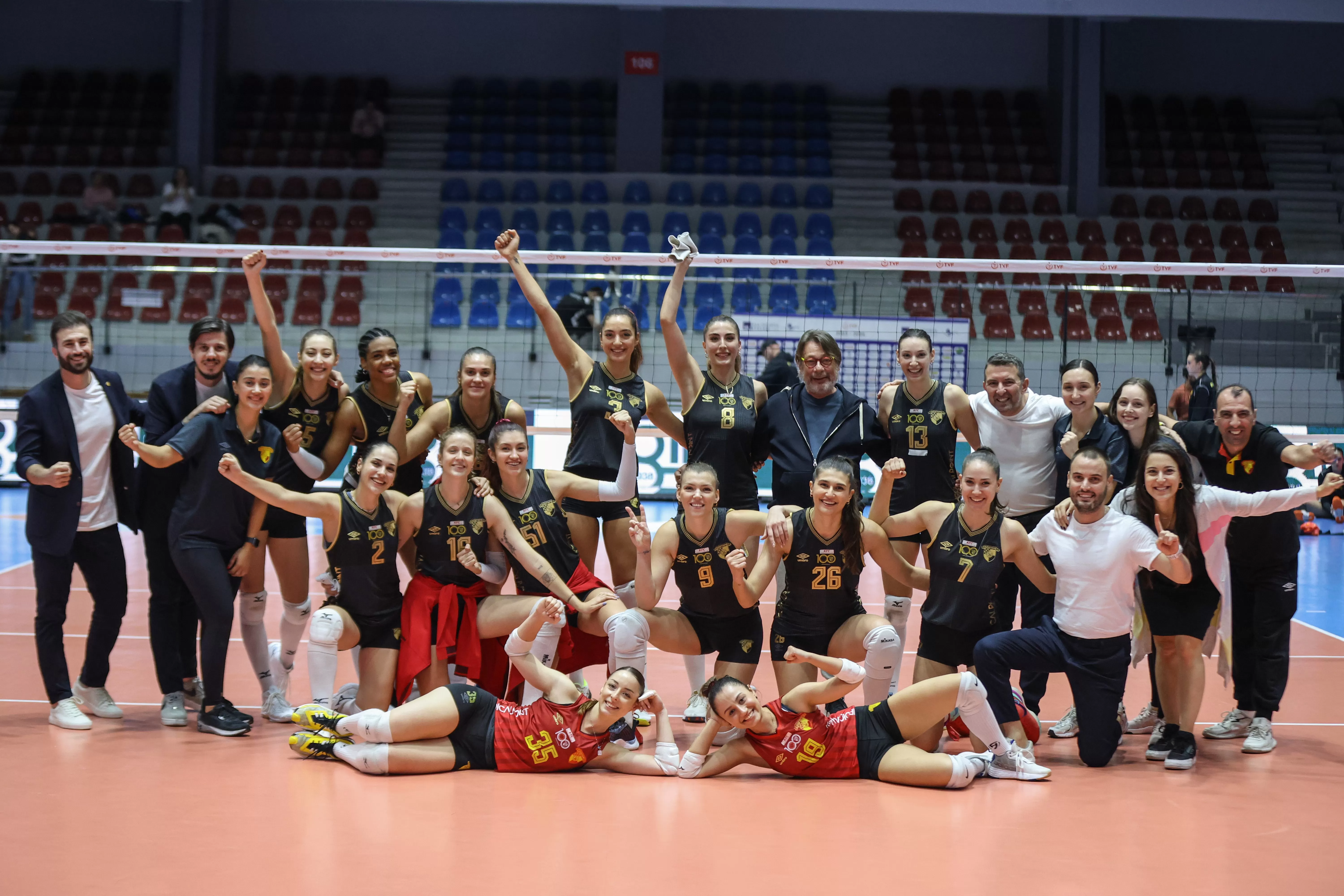 Göztepe Voleybol, TVF Kadınlar Voleybol 1. Ligi'nin 7. haftasında İzmir Atatürk Voleybol Salonu'nda V.Bank'ı konuk ederek etkileyici bir performans sergiledi.