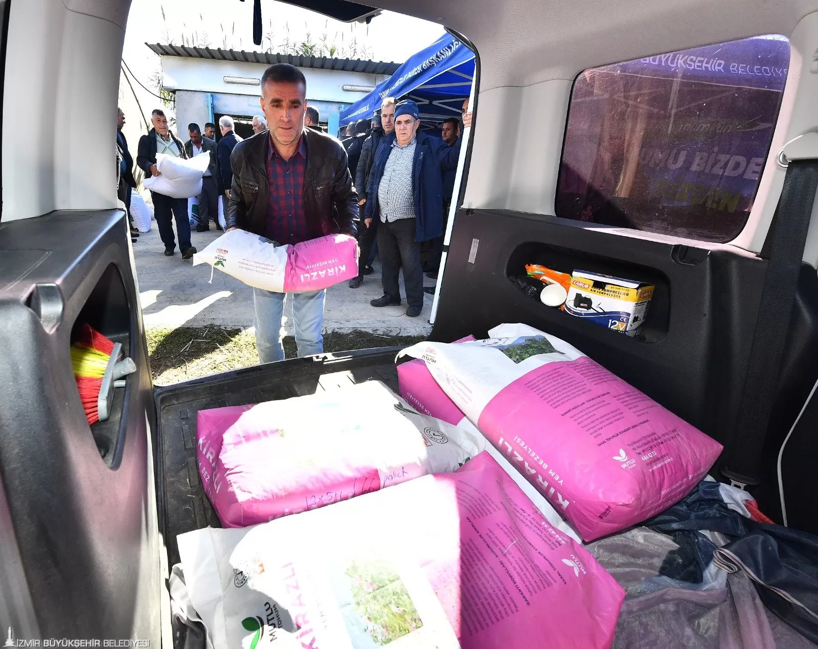 İzmir Büyükşehir Belediyesi, "Hayvancılığı Destekleme ve Yem Bitkileri Yetiştiriciliğinin Yaygınlaştırılması Projesi" ile Çiftçilere 45 Ton Yem Bitkisi Tohumu Hibe Ediyor