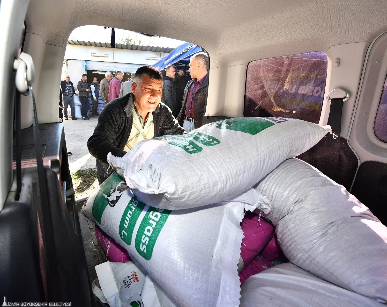 İzmir Büyükşehir Belediyesi, "Hayvancılığı Destekleme ve Yem Bitkileri Yetiştiriciliğinin Yaygınlaştırılması Projesi" ile Çiftçilere 45 Ton Yem Bitkisi Tohumu Hibe Ediyor