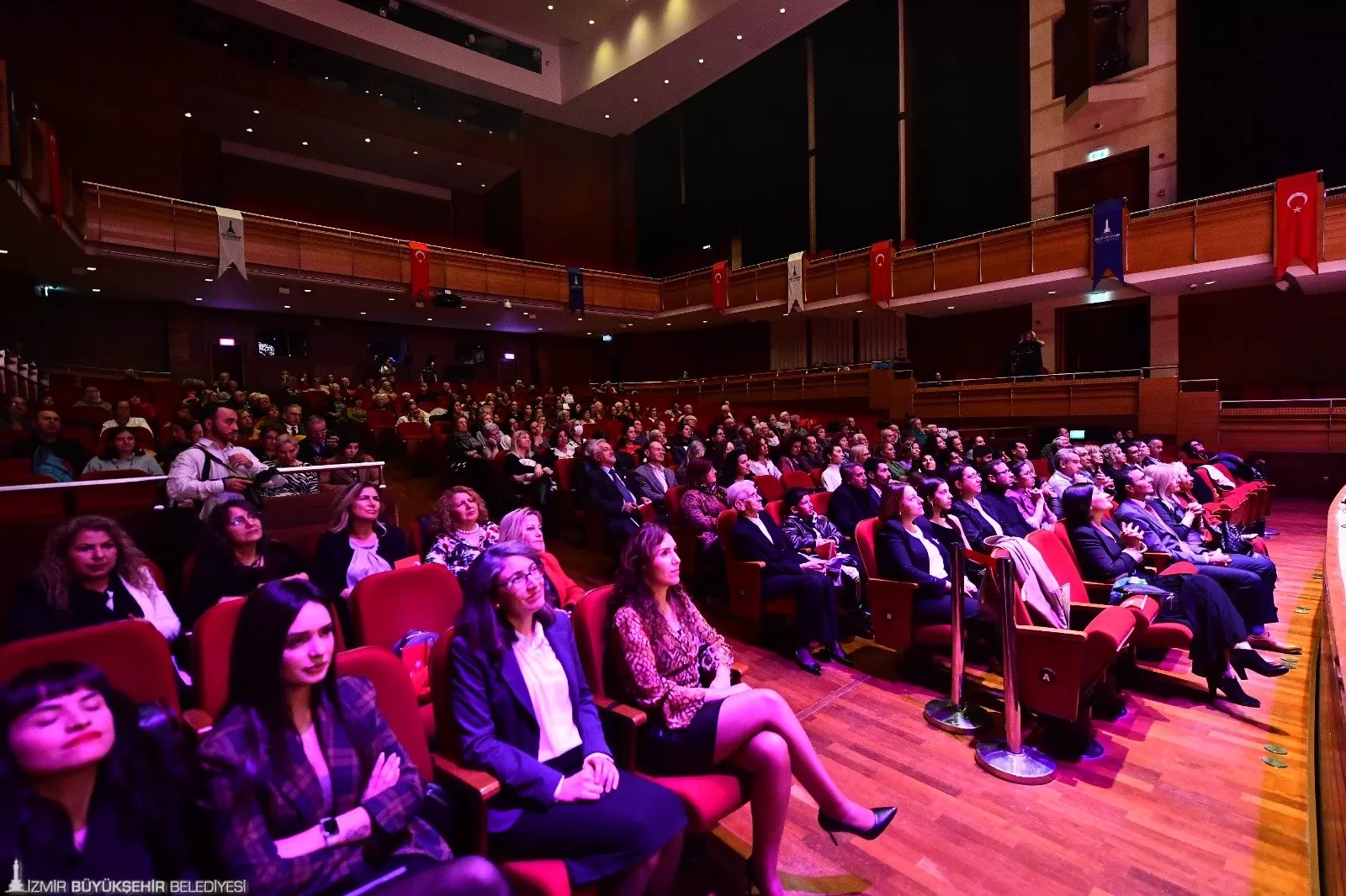 İzmir Büyükşehir Belediyesi tarafından toplumsal cinsiyet eşitliğine yönelik iyi uygulama örneklerini ödüllendirdiği İzmir Yıldızı Ödülleri'nin 2.si sahiplerini buldu. 