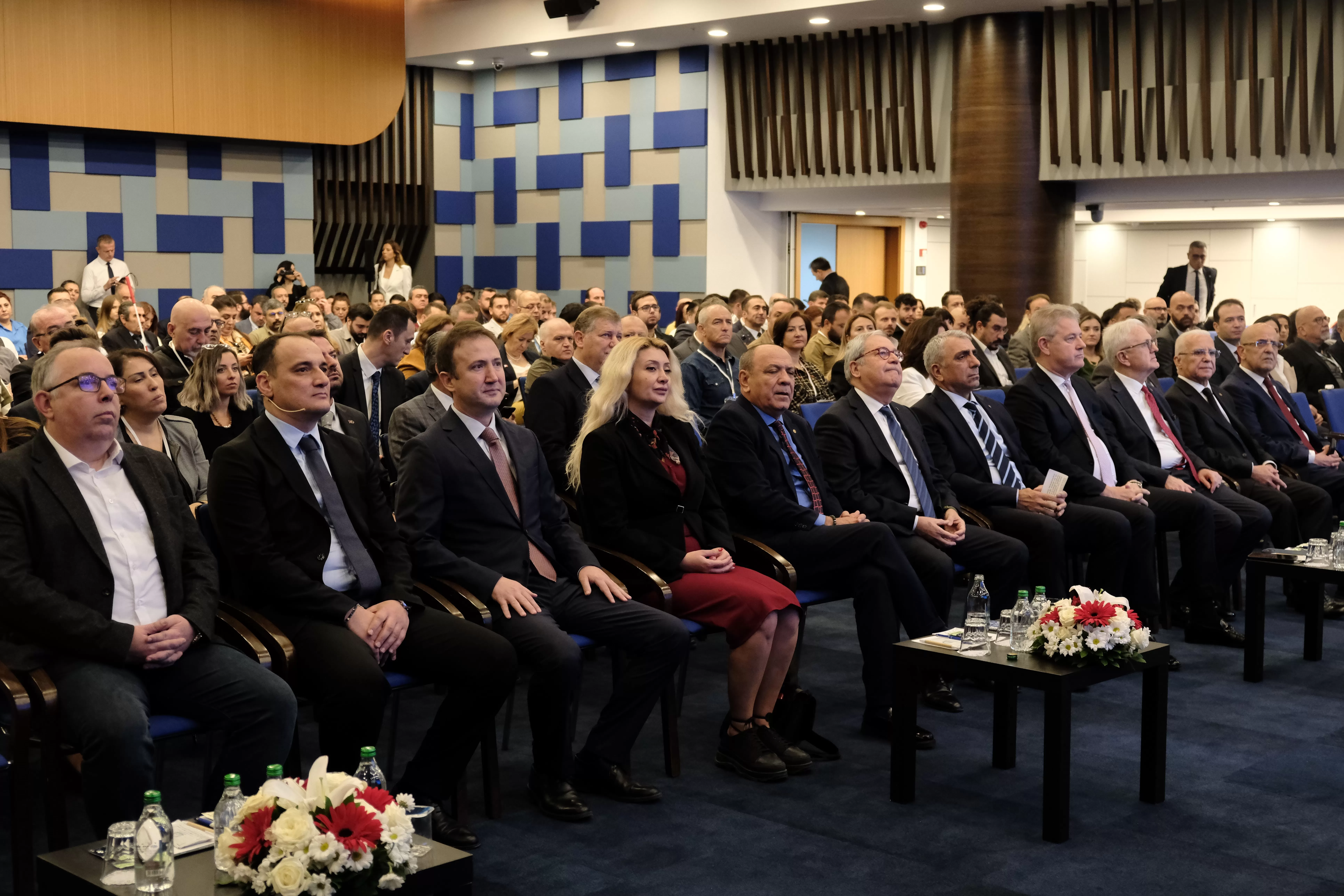 Türkiye Odalar ve Borsalar Birliği'nin himayesinde, İzmir Ticaret Odası'nda düzenlenen "Akıllı KOBİ İzmir Dijital Dönüşüm Konferansı", büyük ilgi gördü.