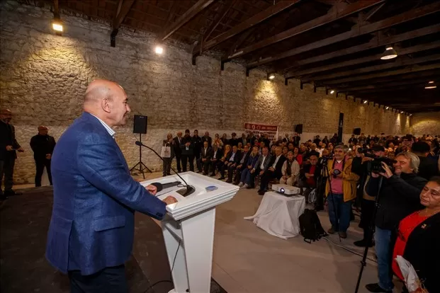 İzmir Büyükşehir Belediye Başkanı Tunç Soyer, DİSK Emekli-Sen temsilcileri ve emeklilerle bir araya gelerek emek ve demokrasi mücadelesinin önemine vurgu yaptı.