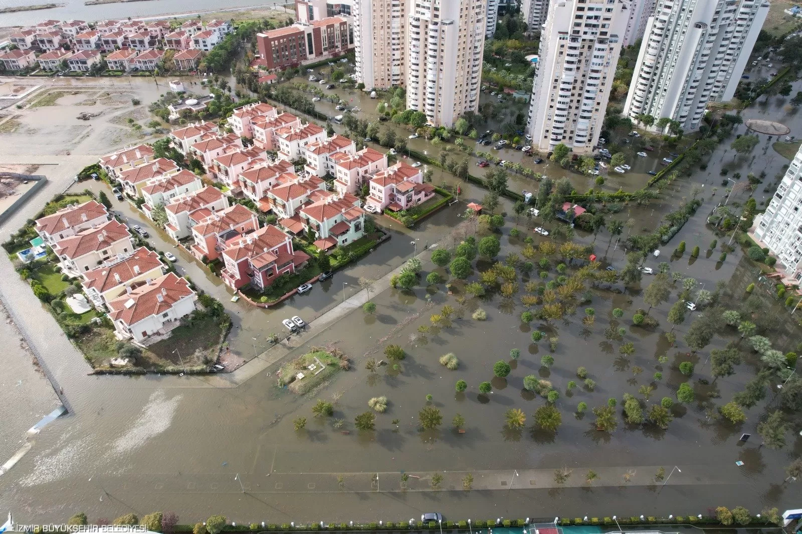 İzmir'de aşırı yağış, hava basıncı ve şiddetli rüzgarın etkisiyle deniz seviyesinin 1 metreden fazla yükselmesiyle yaşanan deniz taşkını, iklim krizi ve küresel ısınmanın etkilerini gözler önüne serdi