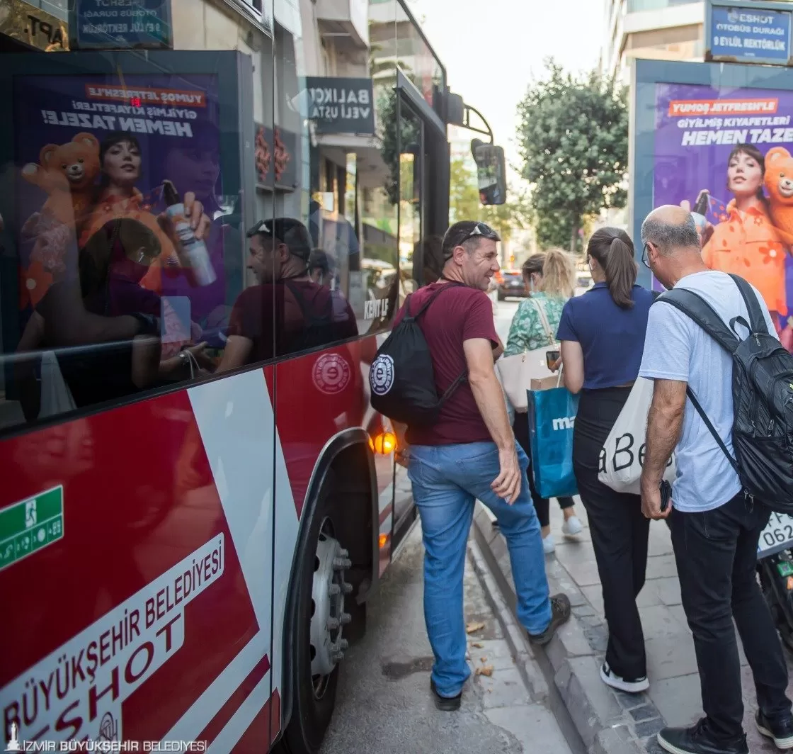  İzmir'de, Türkiye Cumhuriyeti'nin 100. kuruluş yıldönümü coşkusu toplu ulaşım rakamlarına da yansıdı.