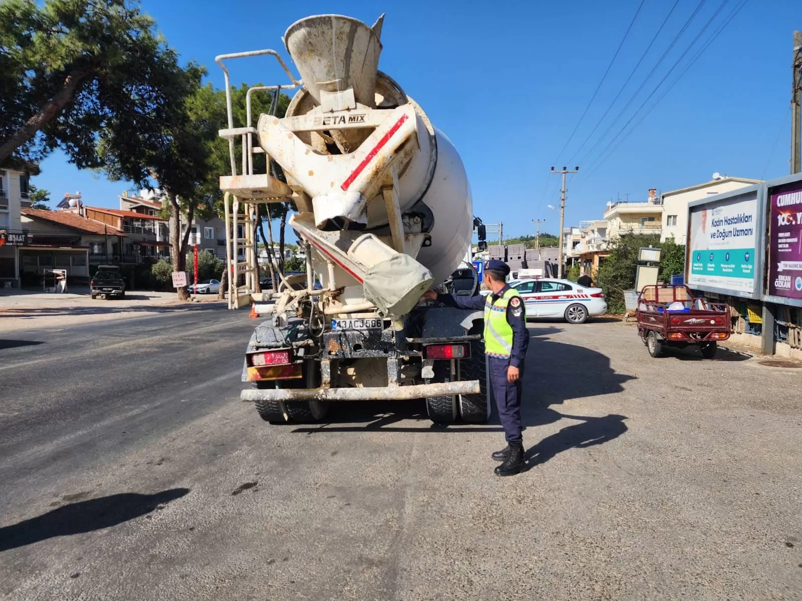 İzmir İl Jandarma Komutanlığı, kent genelinde yük ve yolcu taşıyan ticari araçların denetimini sıklaştırarak, mevzuata uymayan araçlara karşı etkili önlemler aldı. 