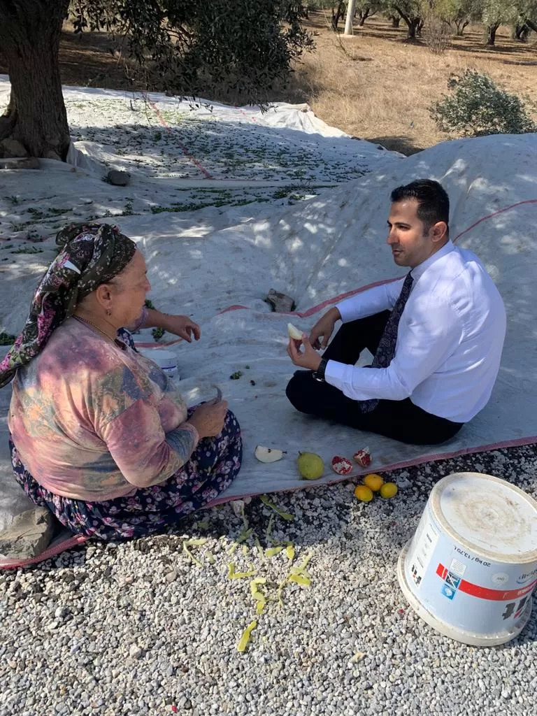 Karaburun Belediye Başkan Aday Adayı Yevimli, ilçedeki üreticilerin sorunlarını tespit ettiklerini, seçilmeleri halinde kalıcı ve sürdürülebilir çözümlerle ile üreticilerin önünü açacaklarını bildirdi