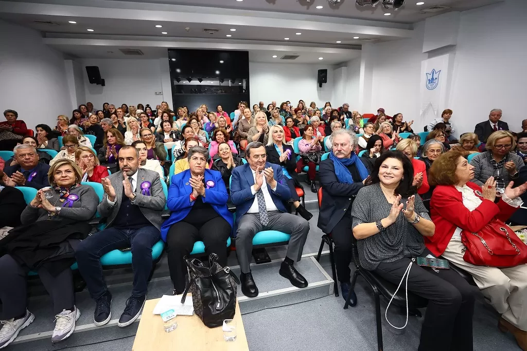 Konak Belediyesi ve İzmir Kadın Kuruluşları işbirliğiyle düzenlenen etkinlik, 25 Kasım Kadına Yönelik Şiddete Karşı Uluslararası Mücadele Günü kapsamında gerçekleşti. 