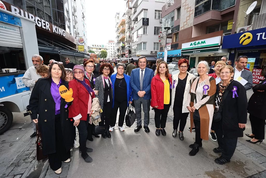 Konak Belediyesi ve İzmir Kadın Kuruluşları işbirliğiyle düzenlenen etkinlik, 25 Kasım Kadına Yönelik Şiddete Karşı Uluslararası Mücadele Günü kapsamında gerçekleşti. 