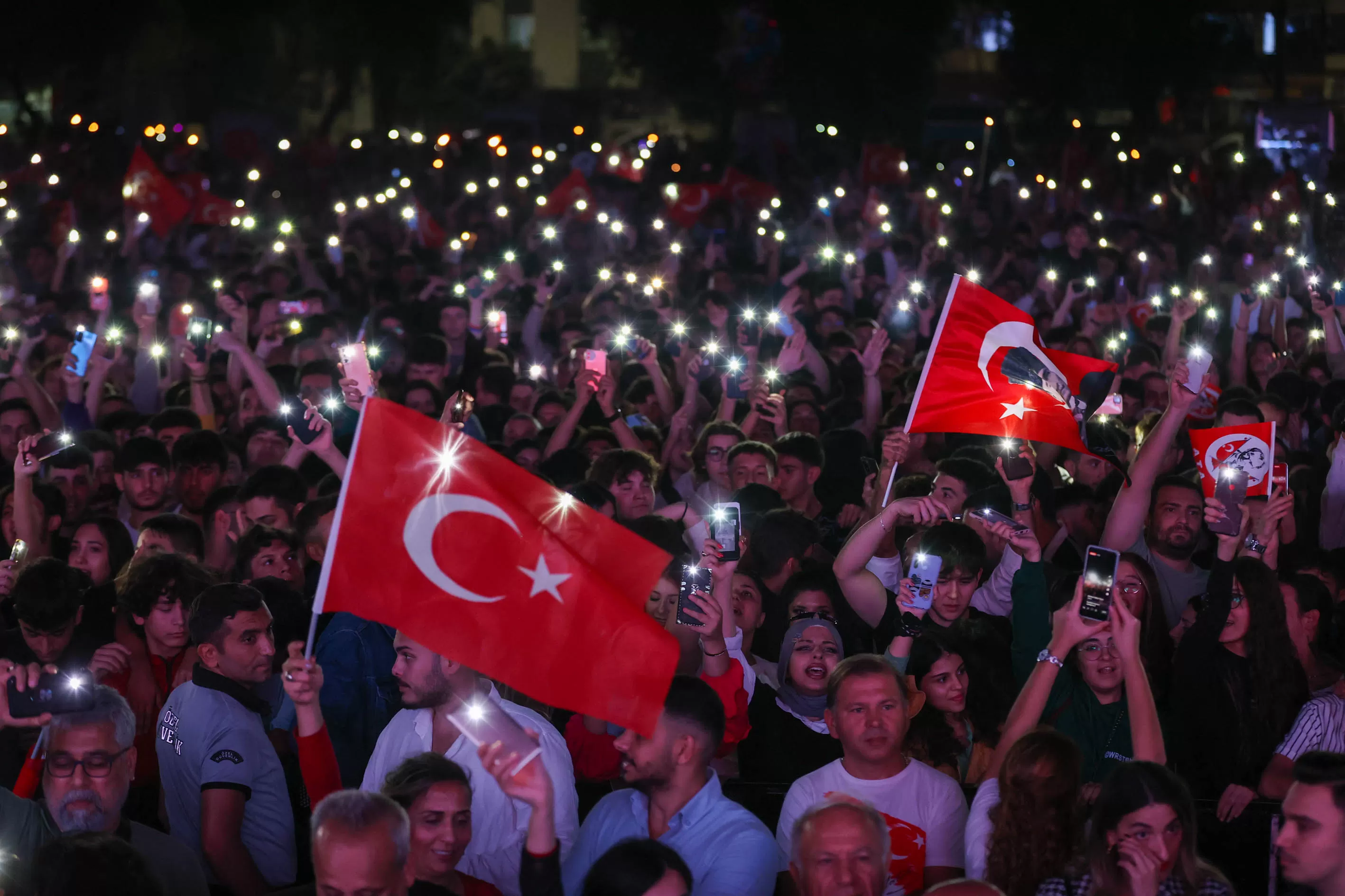 Buca Belediyesi, Cumhuriyet'in 100. yıl dönümü coşkusunu büyük bir etkinlikle kutladı.