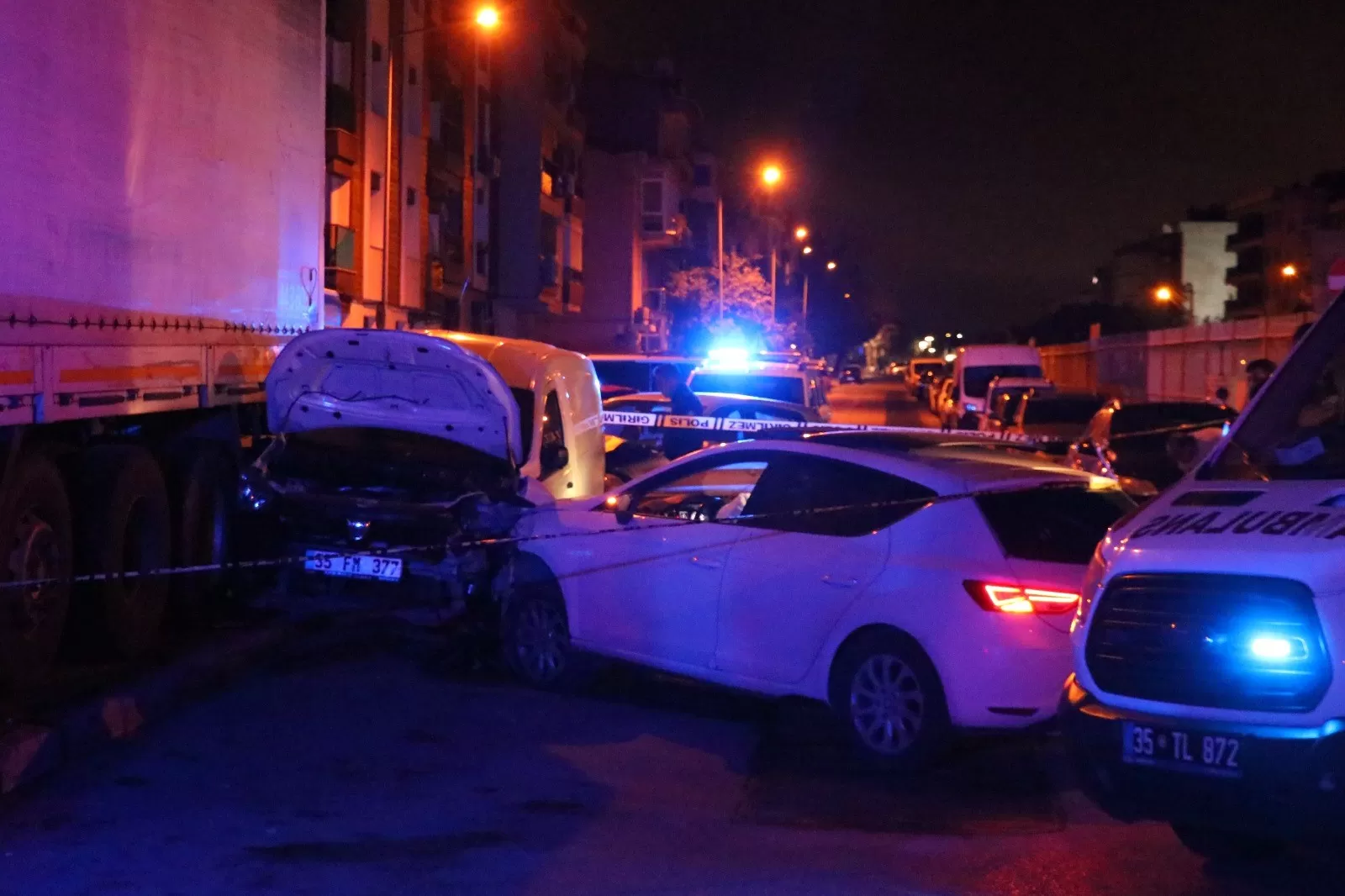 İzmir'in Buca ilçesinde Hürriyet Mahallesi'nde gerçekleşen olayda, otomobille motosiklet çalmaya çalışan hırsızlarla motosiklet sahipleri arasında çıkan çatışma sonucunda trajik bir olay yaşandı.