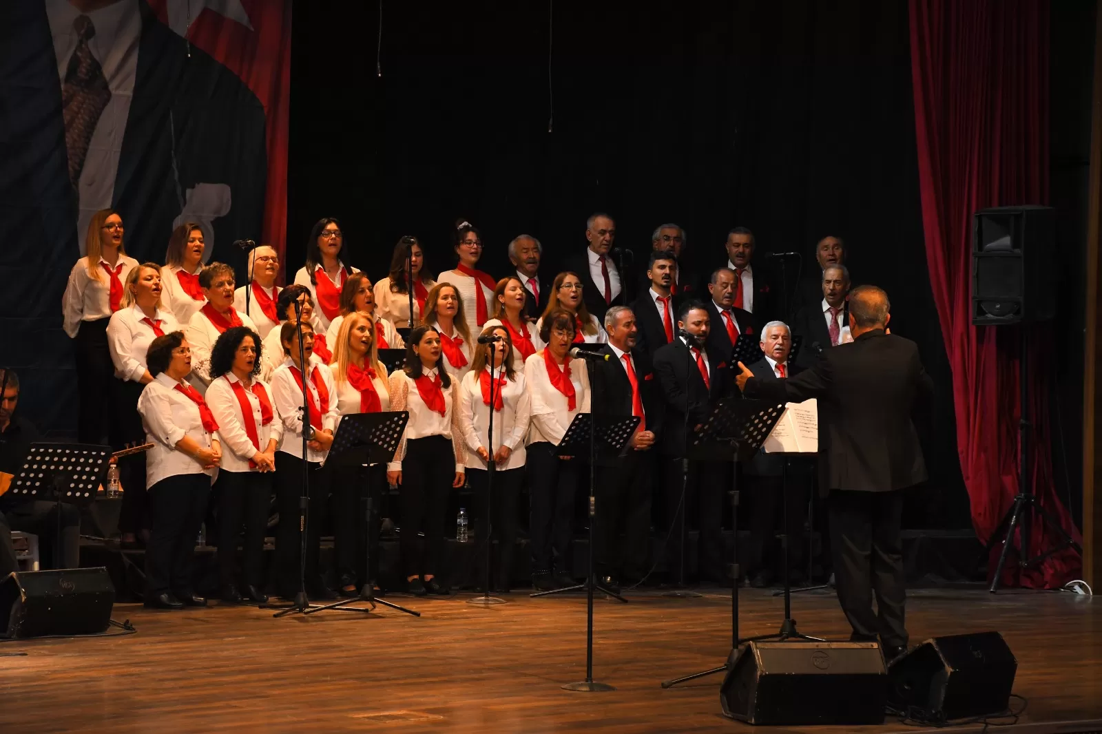 Torbalı'da, Türk Halk Müziği Topluluğu ve İzmir Eczacılar Odası Türk Sanat Müziği Korosu beraberliğinde ücretsiz bir konser düzenlendi.