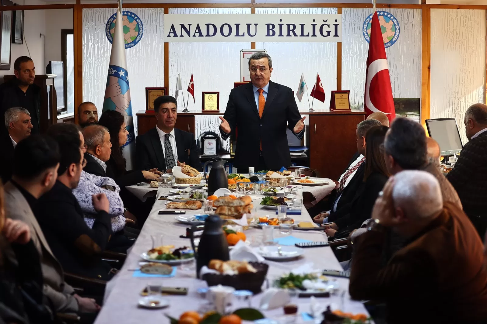 İzmir Büyükşehir Belediye Başkan Aday Adayı Abdül Batur, Anadolu Birliği Derneği'ni ziyaret etti.