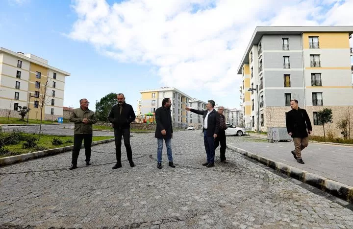 Bayraklı Belediye Başkanı Serdar Sandal, kent genelindeki sokak çalışmalarını aralıksız sürdürerek, Cengizhan Mahallesi'nde bulunan TOKİ tarafından yapılan toplu konutları ziyaret etti.