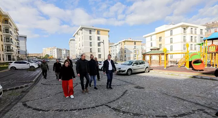 Bayraklı Belediye Başkanı Serdar Sandal, kent genelindeki sokak çalışmalarını aralıksız sürdürerek, Cengizhan Mahallesi'nde bulunan TOKİ tarafından yapılan toplu konutları ziyaret etti.