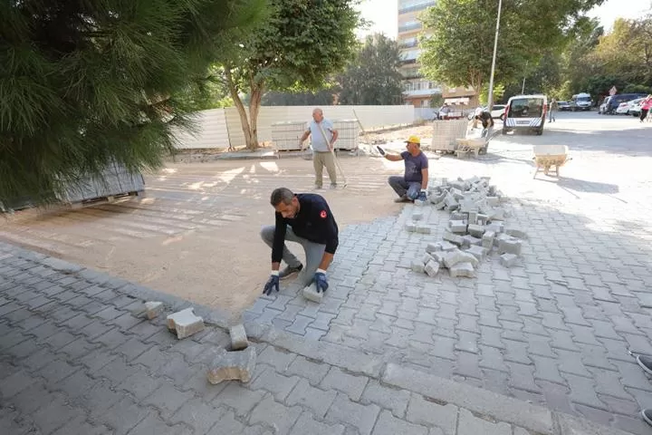 Bayraklı Belediyesi, son 4,5 yılda ilçe geneline 350 bin ton asfalt döktü, binlerce metre kare kilit parke ve bordür döşedi. 