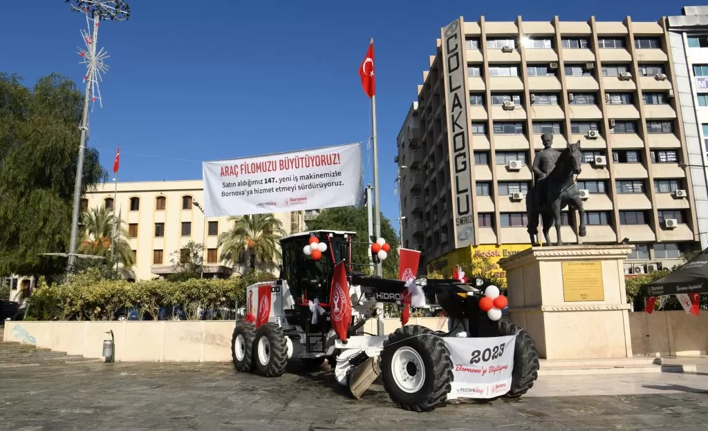 Bornova Belediyesi, 11 milyon 500 bin TL değerindeki greyderini filosuna kattı. Alınan araç, asfalt serimi öncesinde zemin düzenlemesi ile asfalt seriminde ve kara küreme çalışmalarında kullanılacak.