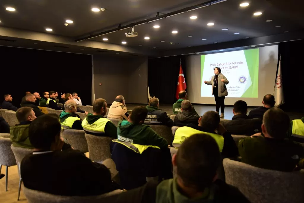 Bornova Belediyesi, daha yeşil ve estetik bir kent yaratmak amacıyla Park ve Bahçeler Müdürlüğü personeli için budama eğitimi düzenledi.