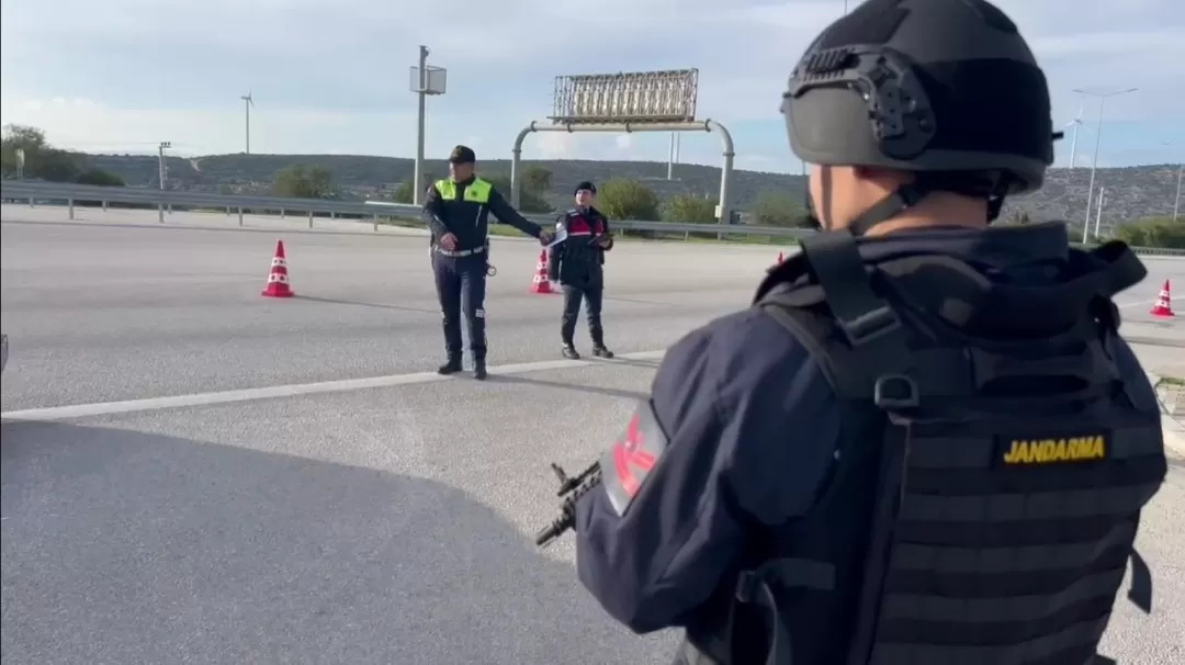 İzmir'in turistik ilçesi Çeşme'de jandarma, yılbaşında asayişi sağlamak için geniş çaplı bir denetim gerçekleştirecek. 