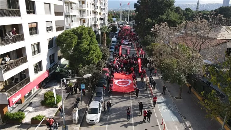 İzmir'de DİSK Genel İş Sendikası işçileri, vergide adalet ve asgari ücrete yönelik taleplerini dile getirmek için yürüyüş düzenledi.