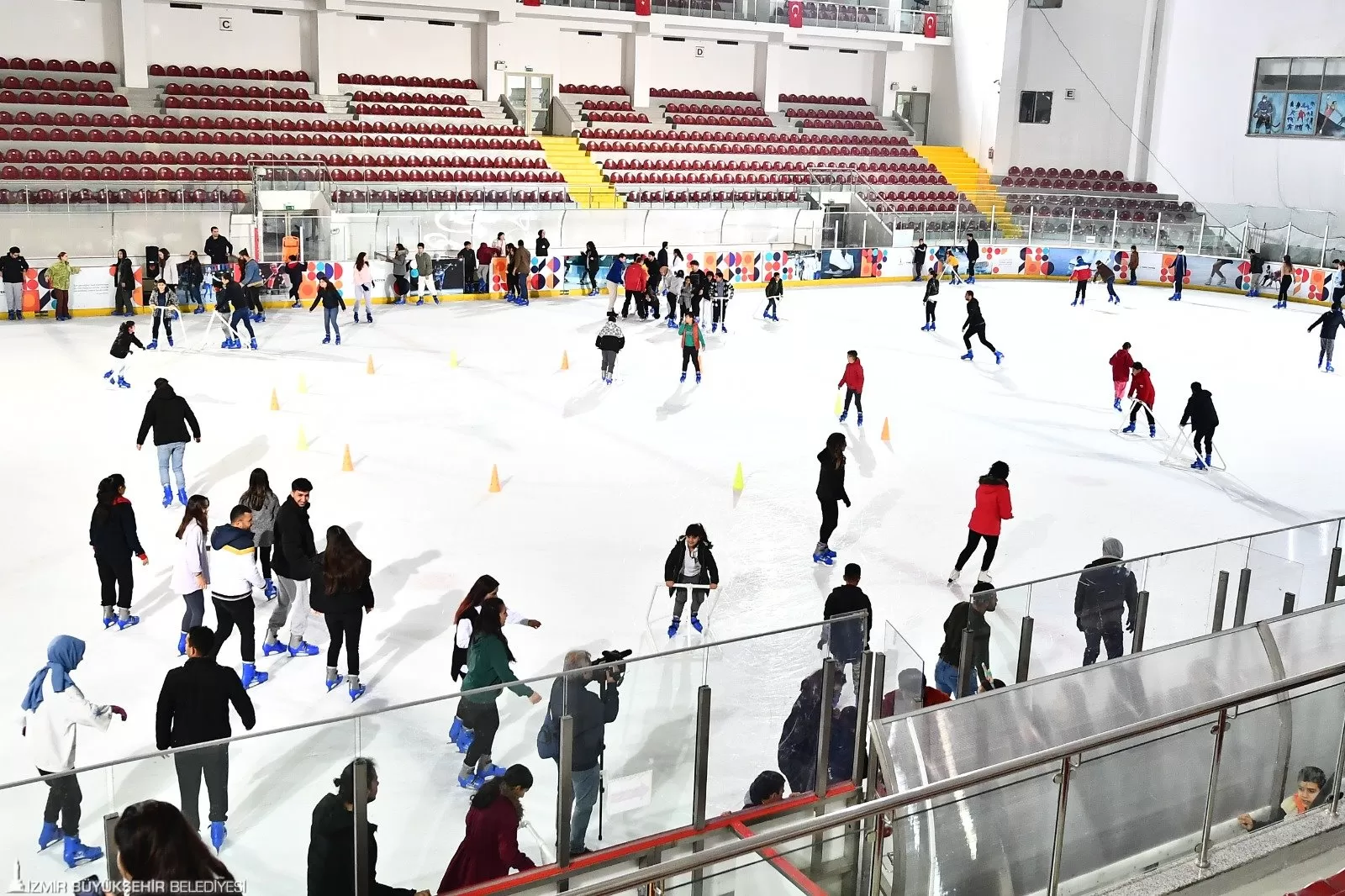 İzmir Büyükşehir Belediyesi, 18-45 yaş arası kadınlara yönelik 8 haftalık bir buz pateni kursu düzenleyecek. 