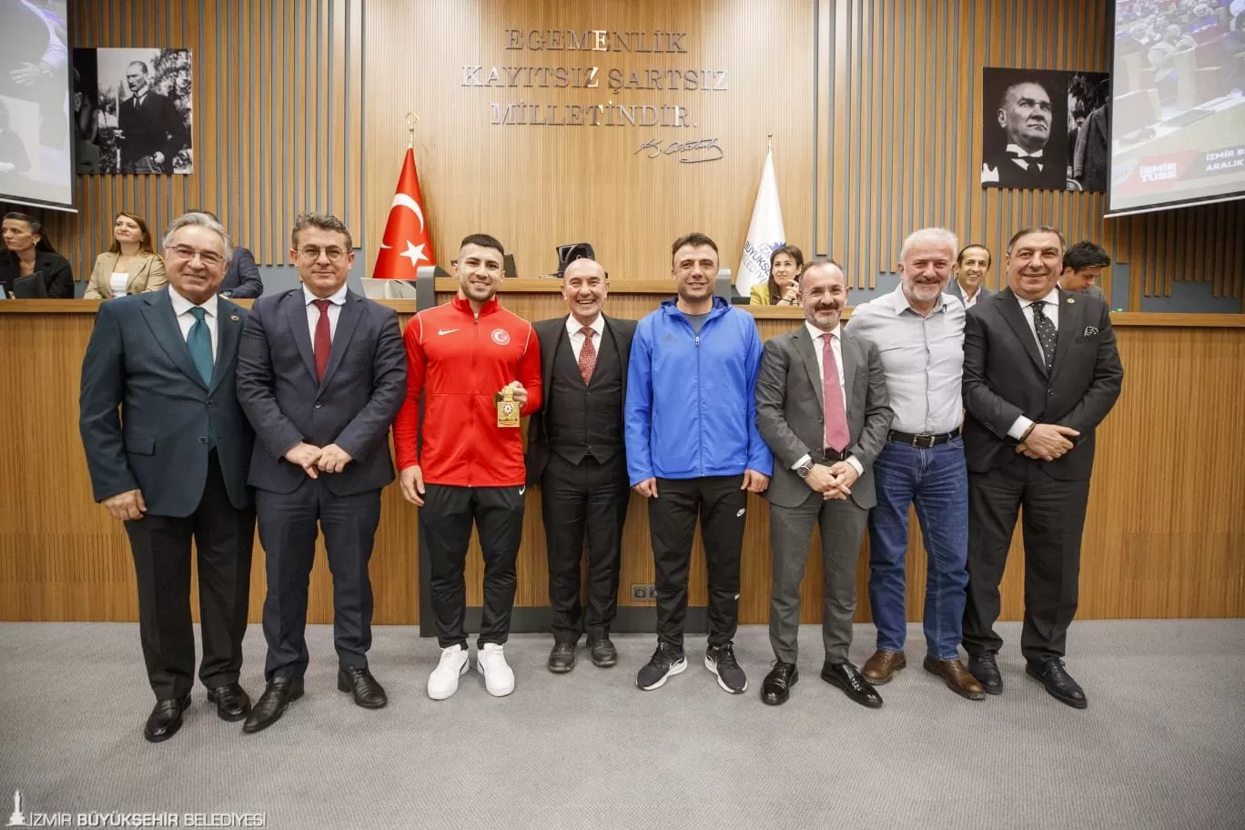 İzmir Büyükşehir Belediyesi'nin Aralık ayı olağan meclis toplantısında, Tarihi Kemeraltı Çarşısı esnafının yaşadığı mağduriyeti bir nebze azaltmak için, 2024 yılında esnaftan katı atık bertaraf bedeli