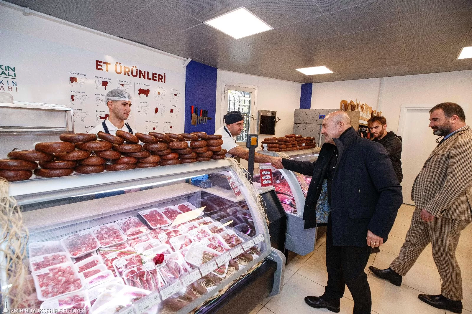 İzmir Büyükşehir Belediyesi, halka sağlıklı, ucuz ve güvenilir gıda ulaştırmak için hayata geçirdiği Halkın Bakkalı/Halkın Kasabı mağazalarının sayısını 13’e çıkardı. 