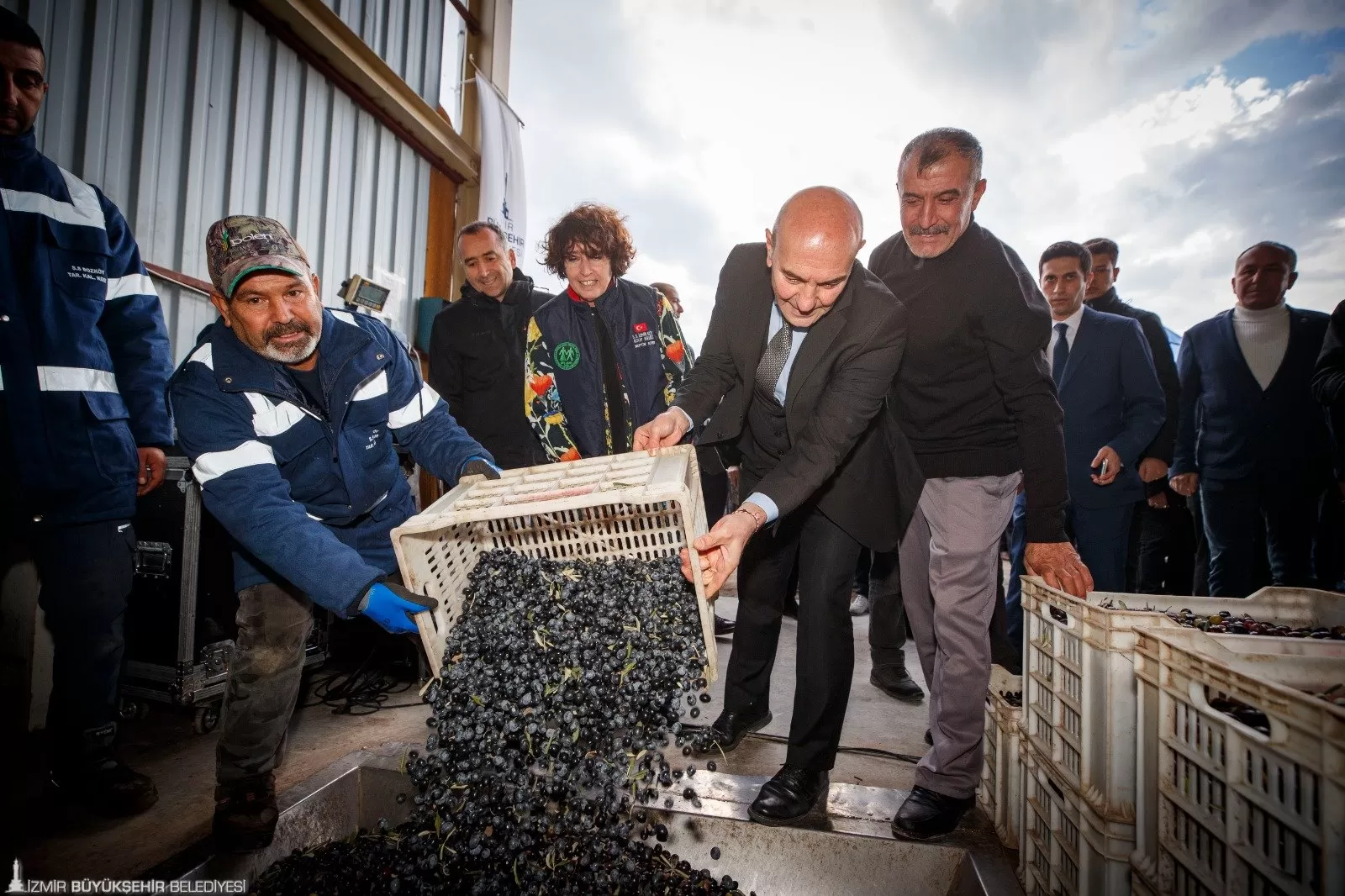 İzmir Büyükşehir Belediyesi, küçük üreticilere destek olmak amacıyla Bergama Bozköy Mahallesi'nde Zeytinyağı Fabrikası açtı.