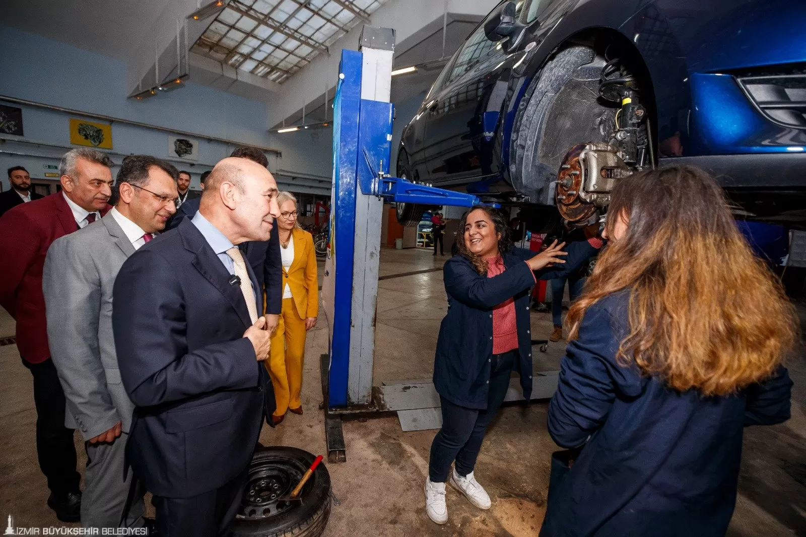 Meslek Fabrikası'nda açtığı kurslarda 41 kadın kursiyer, otomotiv lastik onarımı, oto elektrikçiliği, otomotiv kaynakçılığı ve yağ - filtre değişimi konularında eğitim aldı.