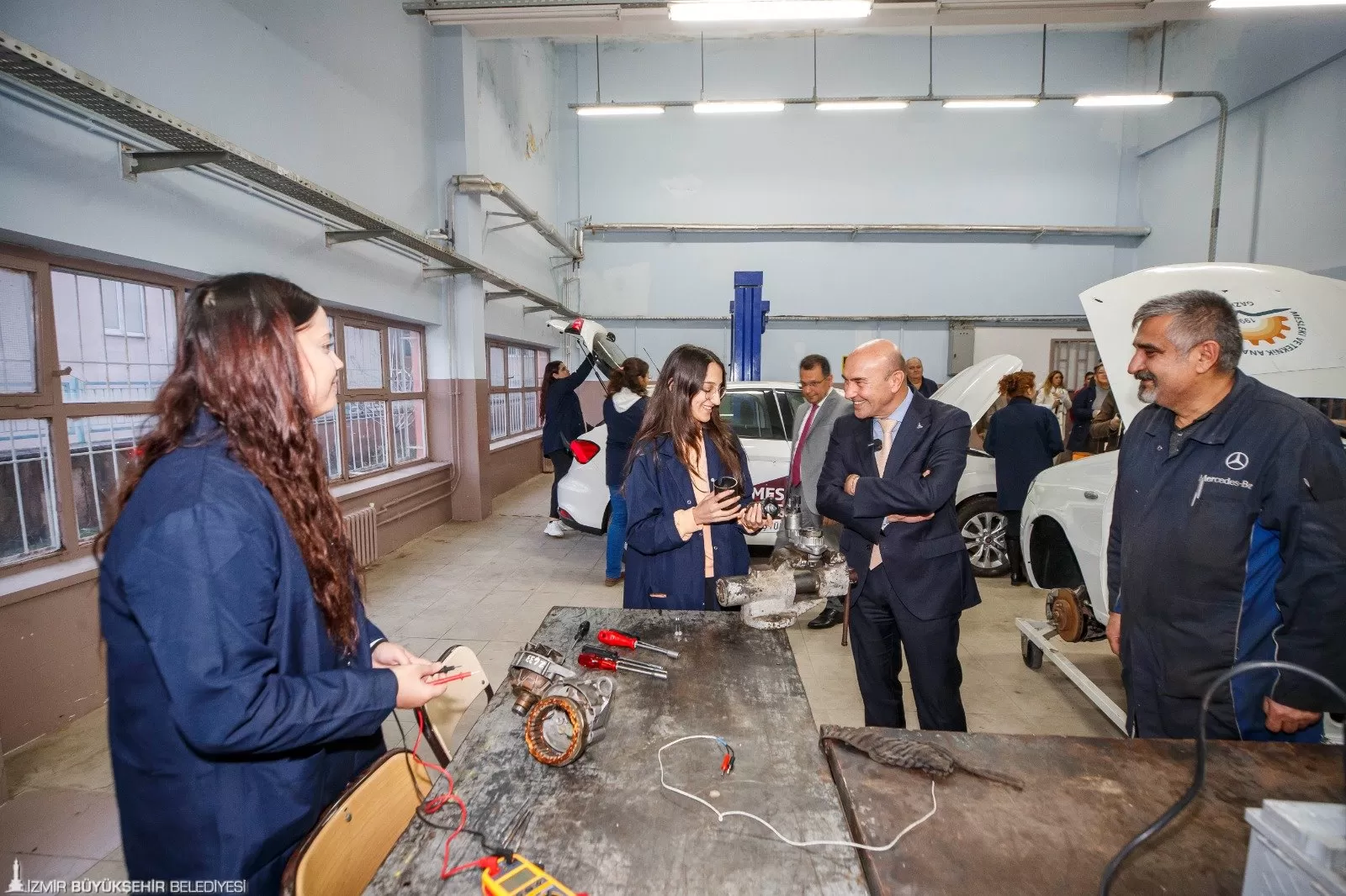 Meslek Fabrikası'nda açtığı kurslarda 41 kadın kursiyer, otomotiv lastik onarımı, oto elektrikçiliği, otomotiv kaynakçılığı ve yağ - filtre değişimi konularında eğitim aldı.