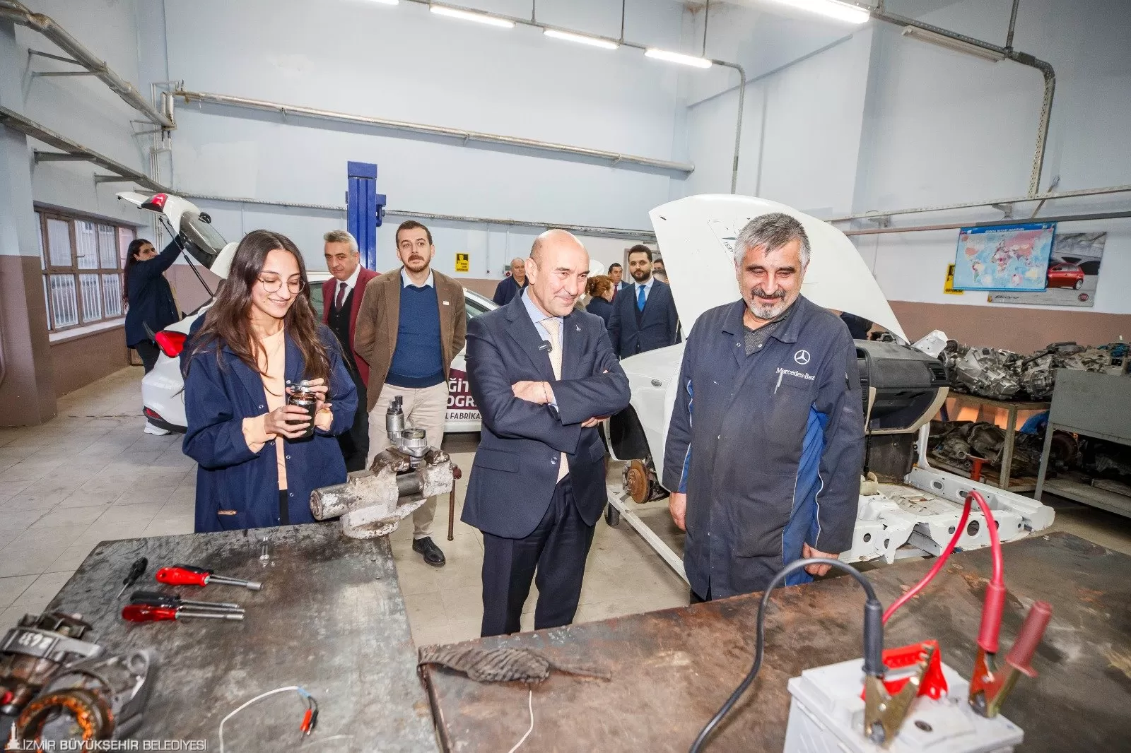 Meslek Fabrikası'nda açtığı kurslarda 41 kadın kursiyer, otomotiv lastik onarımı, oto elektrikçiliği, otomotiv kaynakçılığı ve yağ - filtre değişimi konularında eğitim aldı.