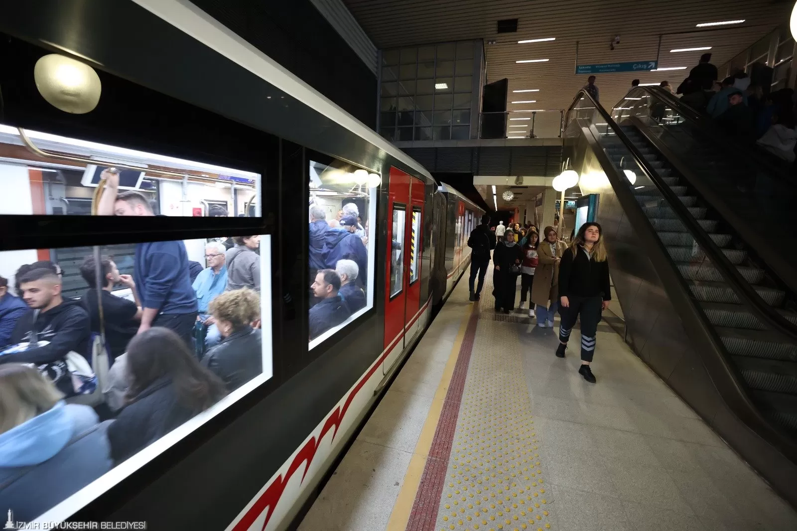 İzmir Büyükşehir Belediyesi, yılbaşı gecesi ve ertesi gün vatandaşların rahat ve güvenli bir şekilde seyahat edebilmesi için toplu ulaşım ve diğer hizmetlerde düzenleme yaptı.