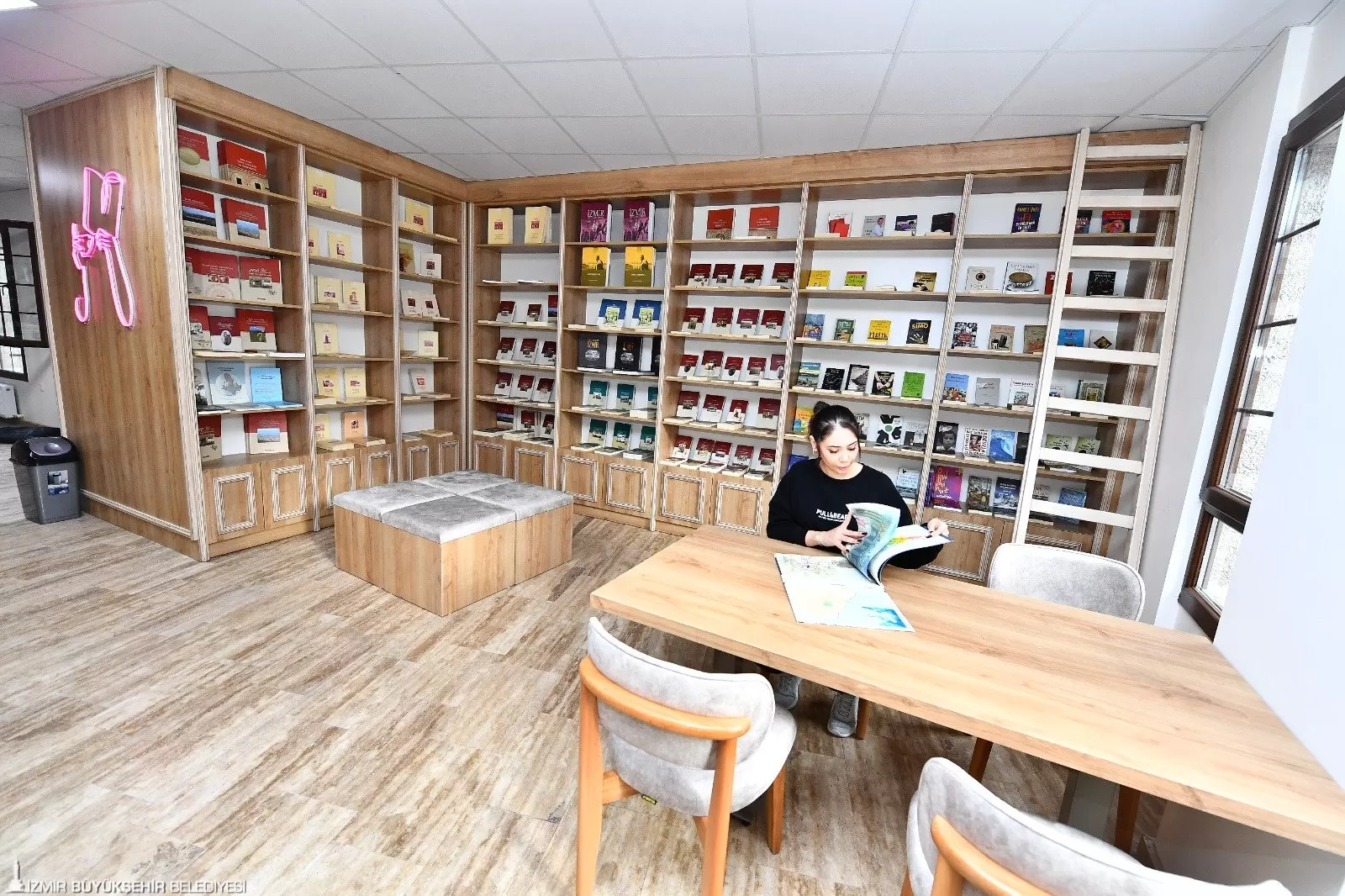 İzmir Büyükşehir Belediyesi, gençlerin ders çalışması ve kitap okuması için ihtiyaç duydukları ideal mekanları yaratma hedefi doğrultusunda Buca'da da Kitap Kafe ve Kütüphane açıyor. 