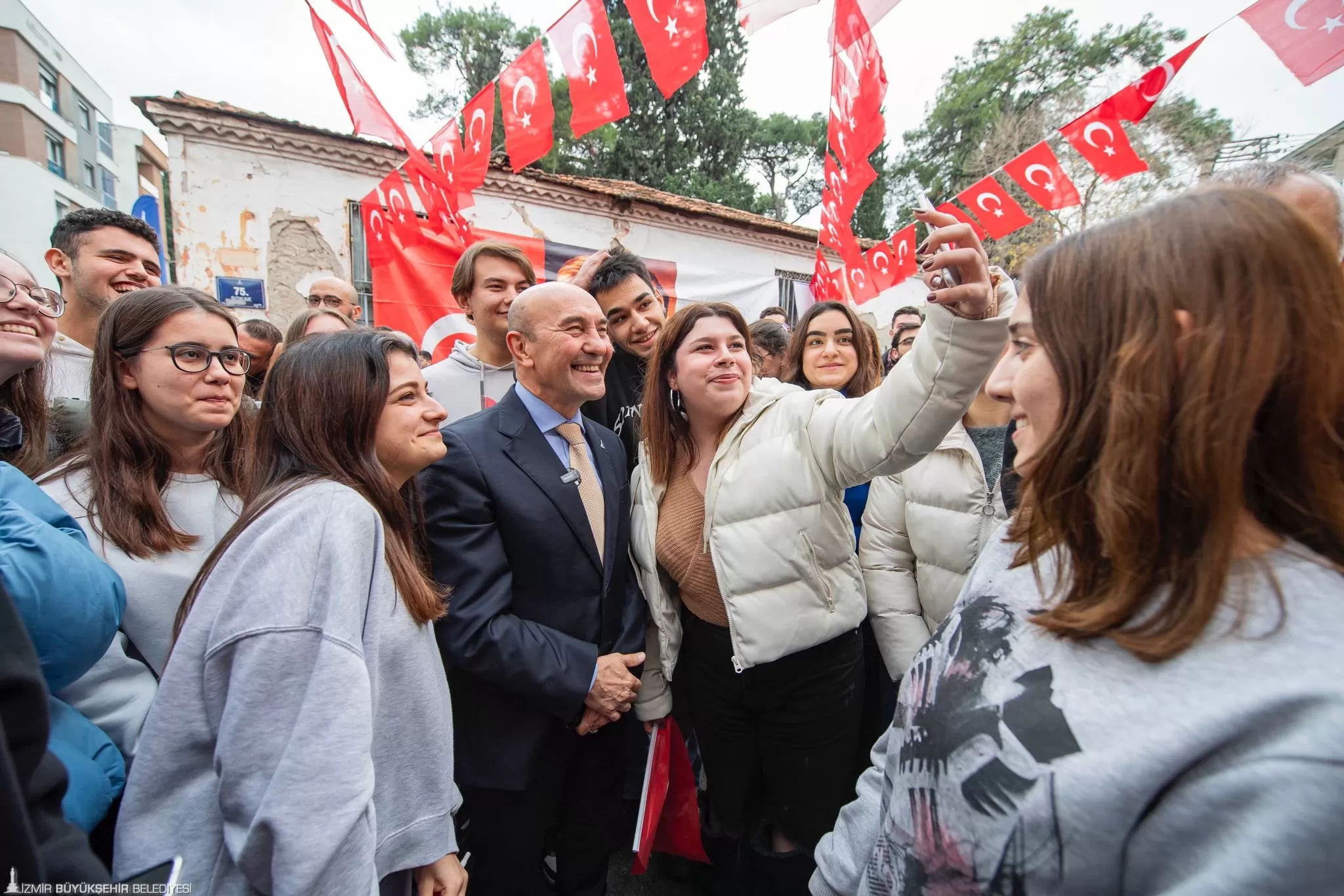 İzmir Büyükşehir Belediyesi, gençlerden gelen talepler doğrultusunda Kitap Kafelerin sayısını artırıyor. Buca'da 7. Kitap Kafe ve Kütüphane hizmete girdi. 